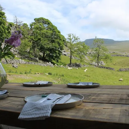 Crina Bottom - Offgrid Mountain Escape In The Yorkshire Dales National Park